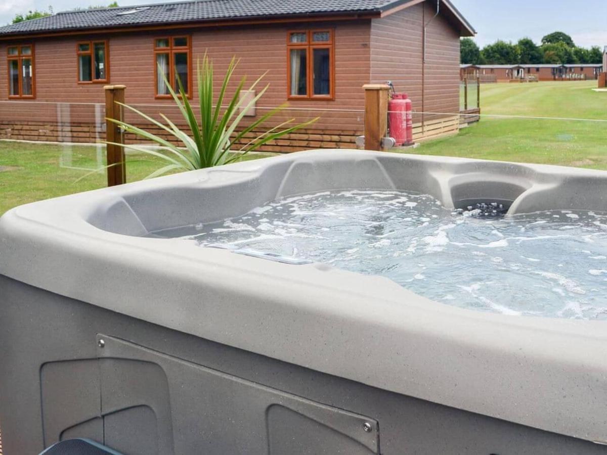 Luxury Boutique Style Lodge With Hot Tub Bridlington Exterior photo